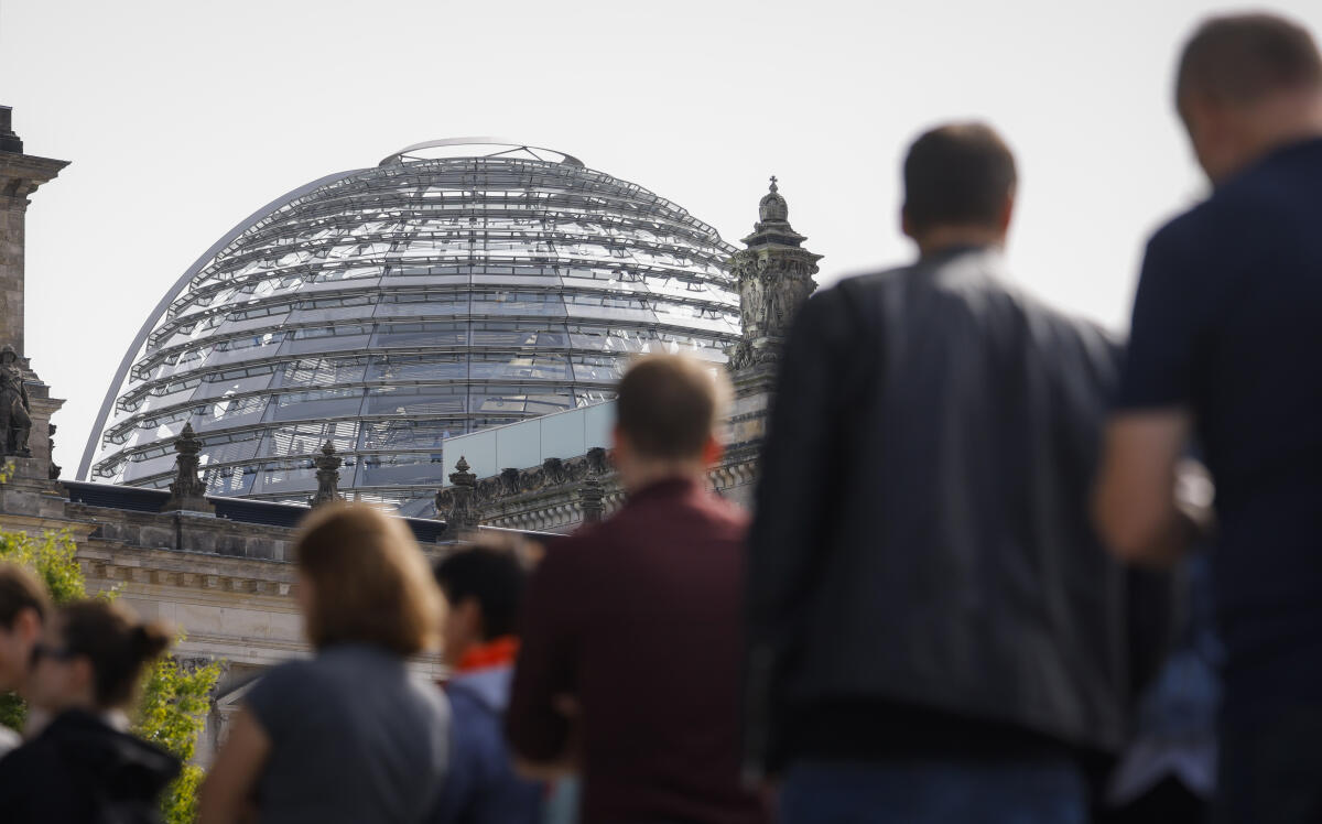 Besucherinnen und Besucher stehen am Tag der Ein- und Ausblicke des Deutschen Bundestages vor dem Paul-Löbe-Haus Schlange. Im Hintergrund ist das Reichstagsgebäude mit Kuppel zu sehen. Besucherinnen und Besucher stehen am Tag der Ein- und Ausblicke des Deutschen Bundestages vor dem Paul-Löbe-Haus Schlange. Im Hintergrund ist das Reichstagsgebäude mit Kuppel zu sehen.