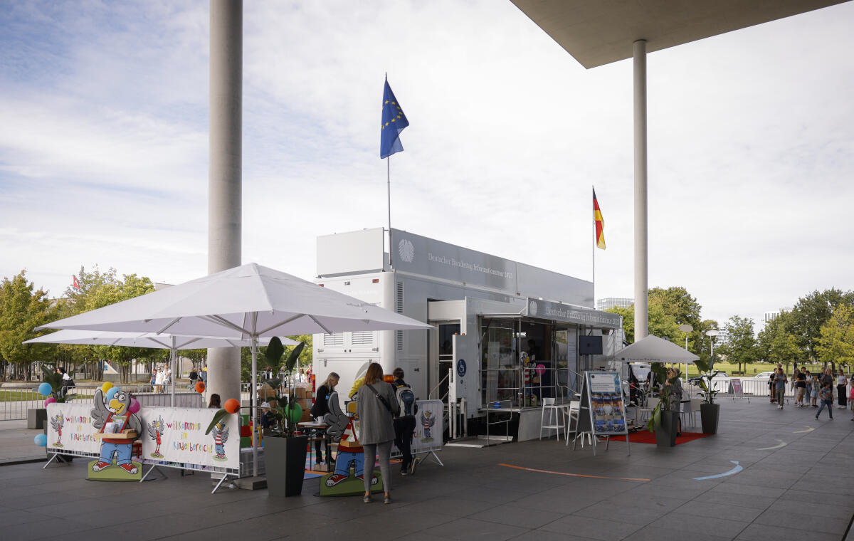 Das Infomobil steht am Tag der Ein- und Ausblicke des Deutschen Bundestages vor dem Paul-Löbe-Haus. Daneben ist die Kinderecke des Referates IK 2 Öffentlichkeitsarbeit eingerichtet. Das Infomobil steht am Tag der Ein- und Ausblicke des Deutschen Bundestages vor dem Paul-Löbe-Haus. Daneben ist die Kinderecke des Referates IK 2 Öffentlichkeitsarbeit eingerichtet.