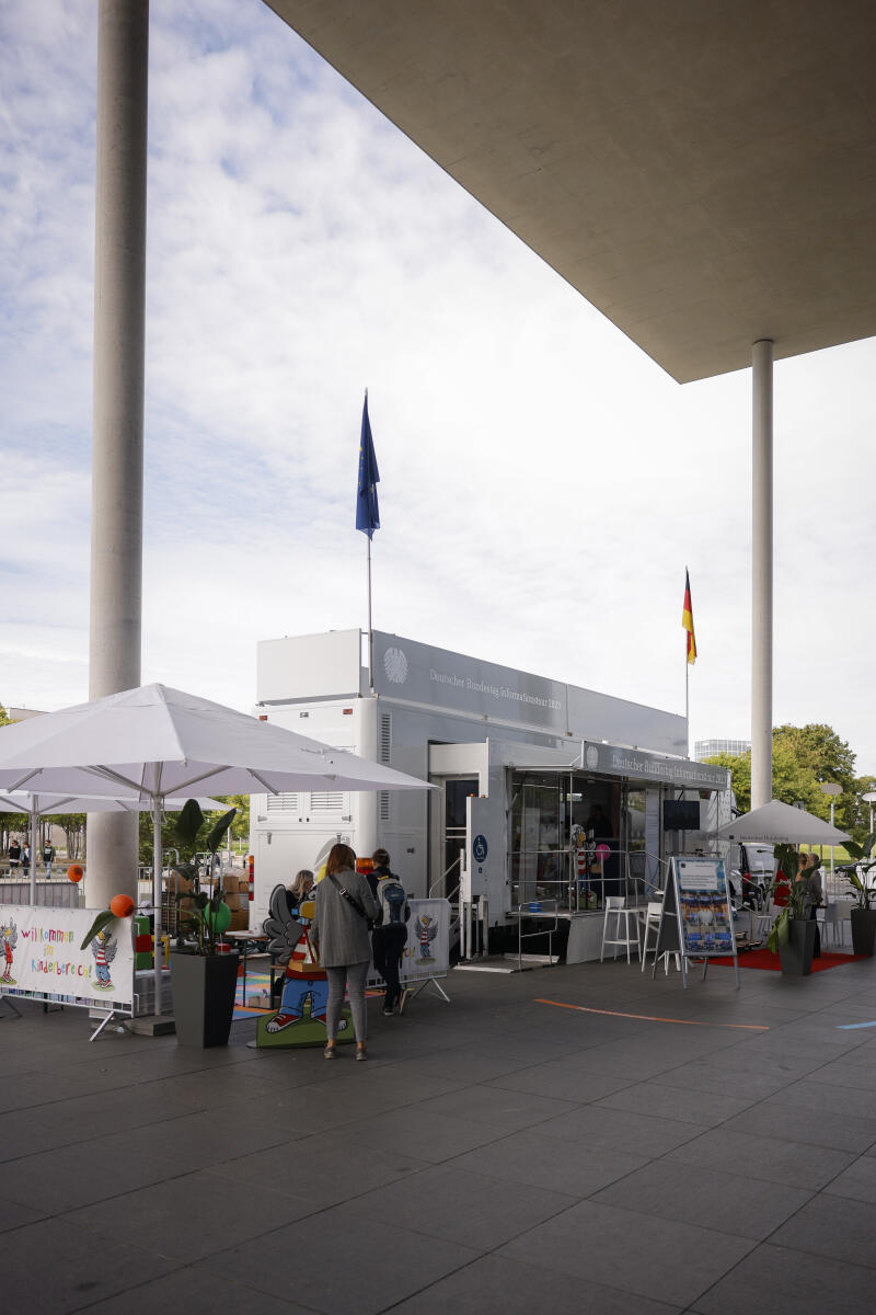 Das Infomobil steht am Tag der Ein- und Ausblicke des Deutschen Bundestages vor dem Paul-Löbe-Haus. Daneben ist die Kinderecke des Referates IK 2 Öffentlichkeitsarbeit eingerichtet. Das Infomobil steht am Tag der Ein- und Ausblicke des Deutschen Bundestages vor dem Paul-Löbe-Haus. Daneben ist die Kinderecke des Referates IK 2 Öffentlichkeitsarbeit eingerichtet.