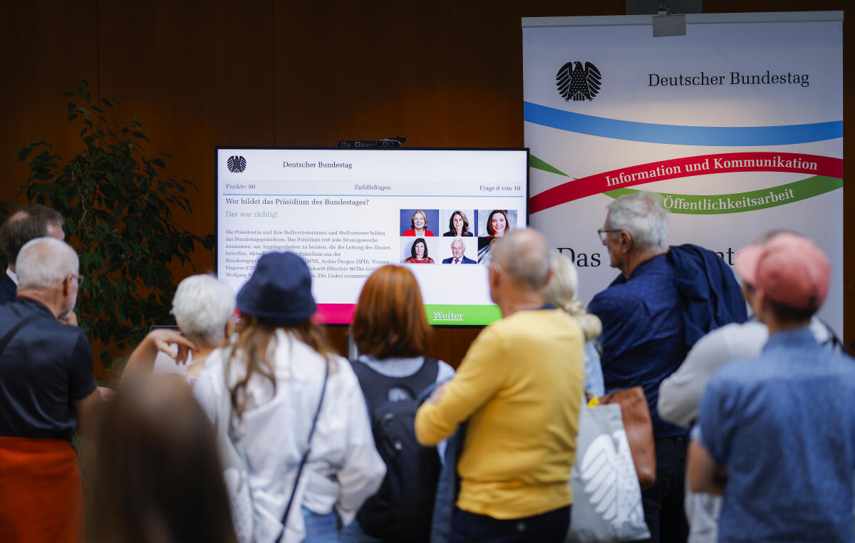 Besucher bei einem Quiz am Stand des Referates IK 2 Öffentlichkeitsarbeit am Tag der Ein- und Ausblicke des Deutschen Bundestages im Paul-Löbe-Haus. Besucher bei einem Quiz am Stand des Referates IK 2 Öffentlichkeitsarbeit am Tag der Ein- und Ausblicke des Deutschen Bundestages im Paul-Löbe-Haus.