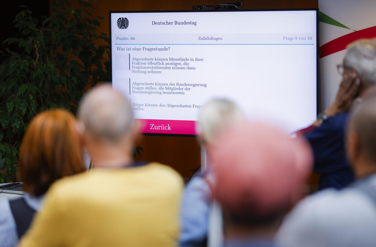 Besucher bei einem Quiz am Stand des Referates IK 2 Öffentlichkeitsarbeit am Tag der Ein- und Ausblicke des Deutschen Bundestages im Paul-Löbe-Haus. Besucher bei einem Quiz am Stand des Referates IK 2 Öffentlichkeitsarbeit am Tag der Ein- und Ausblicke des Deutschen Bundestages im Paul-Löbe-Haus.