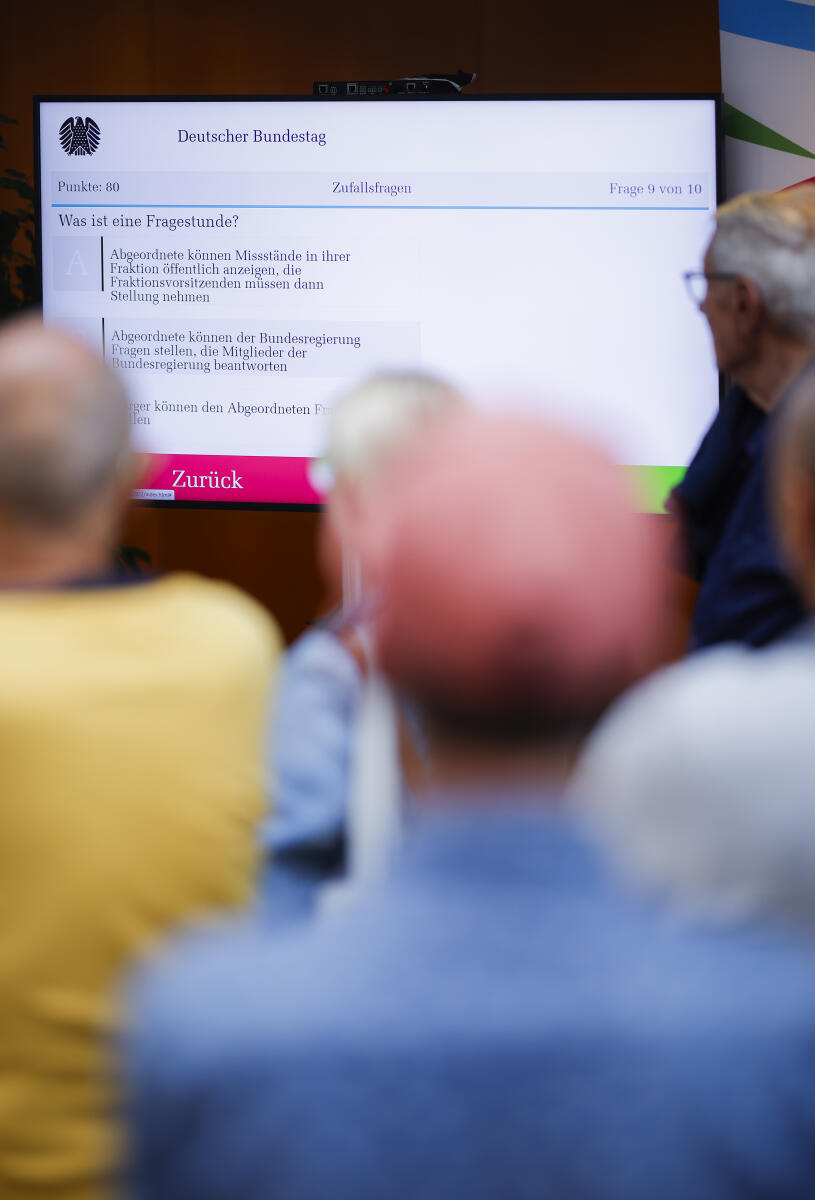 Besucher bei einem Quiz am Stand des Referates IK 2 Öffentlichkeitsarbeit am Tag der Ein- und Ausblicke des Deutschen Bundestages im Paul-Löbe-Haus. Besucher bei einem Quiz am Stand des Referates IK 2 Öffentlichkeitsarbeit am Tag der Ein- und Ausblicke des Deutschen Bundestages im Paul-Löbe-Haus.