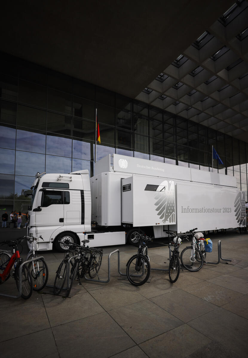 Das Infomobil vor dem Paul-Löbe-Haus am Tag der Ein- und Ausblicke des Deutschen Bundestages. Das Infomobil vor dem Paul-Löbe-Haus am Tag der Ein- und Ausblicke des Deutschen Bundestages.