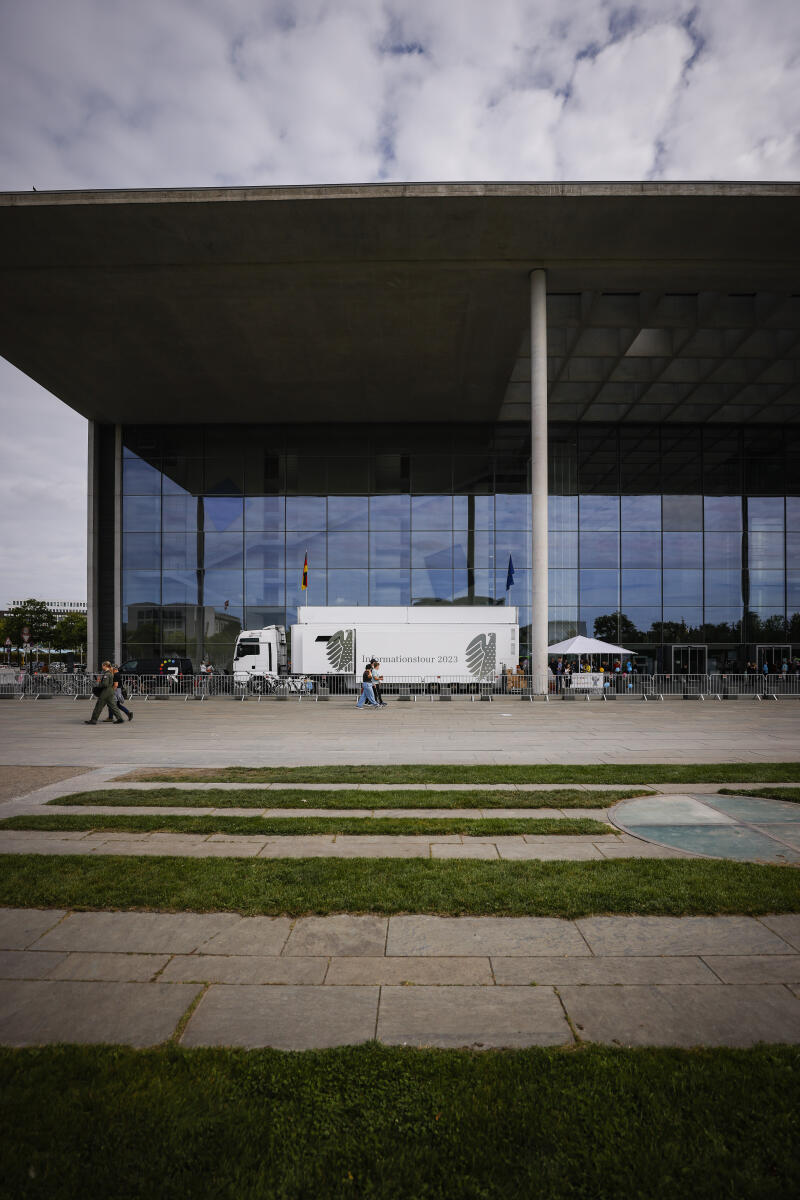 Das Infomobil steht am Tag der Ein- und Ausblicke des Deutschen Bundestages vor dem Paul-Löbe-Haus. Das Infomobil steht am Tag der Ein- und Ausblicke des Deutschen Bundestages vor dem Paul-Löbe-Haus.
