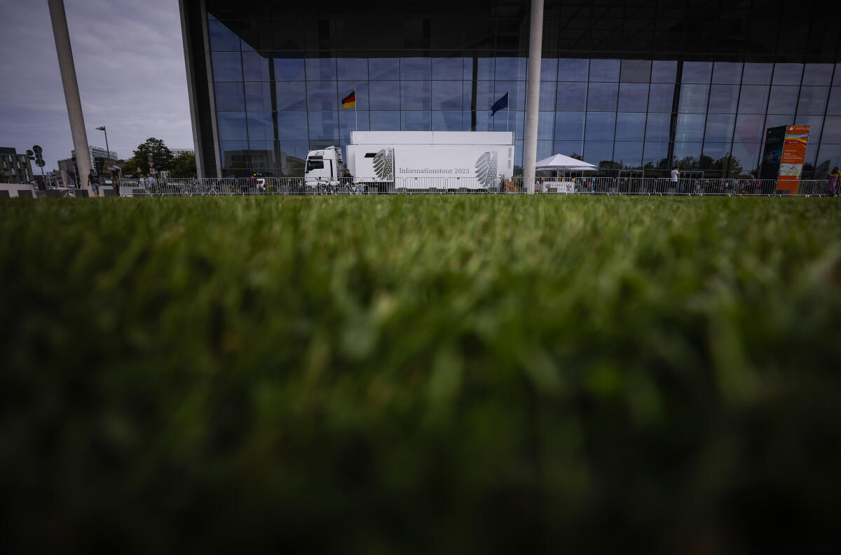 Das Infomobil steht am Tag der Ein- und Ausblicke des Deutschen Bundestages vor dem Paul-Löbe-Haus. Das Infomobil steht am Tag der Ein- und Ausblicke des Deutschen Bundestages vor dem Paul-Löbe-Haus.
