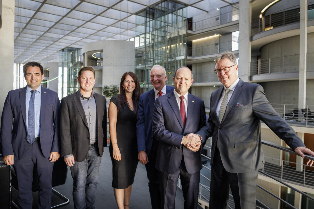 Antrittsbesuch des israelischen Wirtschaftsminister Nir Barkat mit seiner Delegation im Wirtschaftsausschuss.; Gruppenbild (vlnr): Dr. Malte Kaufmann, AfD, MdB; Hannes Walter, SPD, MdB; Melis Sekmen, Bündnis 90/Die Grünen, MdB; Bernd Westphal, SPD, MdB; Nir Barkat; Michael Grosse-Brömer, CDU/CSU, MdB Kaufmann, Malte; Walter, Hannes; Sekmen, Melis; Westphal, Bernd; Grosse-Brömer, Michael Antrittsbesuch des israelischen Wirtschaftsminister Nir Barkat mit seiner Delegation im Wirtschaftsausschuss.; Gruppenbild (vlnr): Dr. Malte Kaufmann, AfD, MdB; Hannes Walter, SPD, MdB; Melis Sekmen, Bündnis 90/Die Grünen, MdB; Bernd Westphal, SPD, MdB; Nir Barkat; Michael Grosse-Brömer, CDU/CSU, MdB