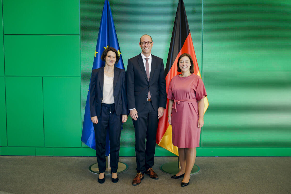 Bundestagsvizepräsidentin Yvonne Magwas (r), CDU/CSU, MdB, empfängt den Präsidenten des Nationalrats der Schweiz, Martin Candinas (m), und die Nationalrätin und Präsidentin der Delegation für Beziehungen zum Deutschen Bundestag, Céline Widmer (l), zu einem Gespräch. Magwas, Yvonne Bundestagsvizepräsidentin Yvonne Magwas (r), CDU/CSU, MdB, empfängt den Präsidenten des Nationalrats der Schweiz, Martin Candinas (m), und die Nationalrätin und Präsidentin der Delegation für Beziehungen zum Deutschen Bundestag, Céline Widmer (l), zu einem Gespräch.