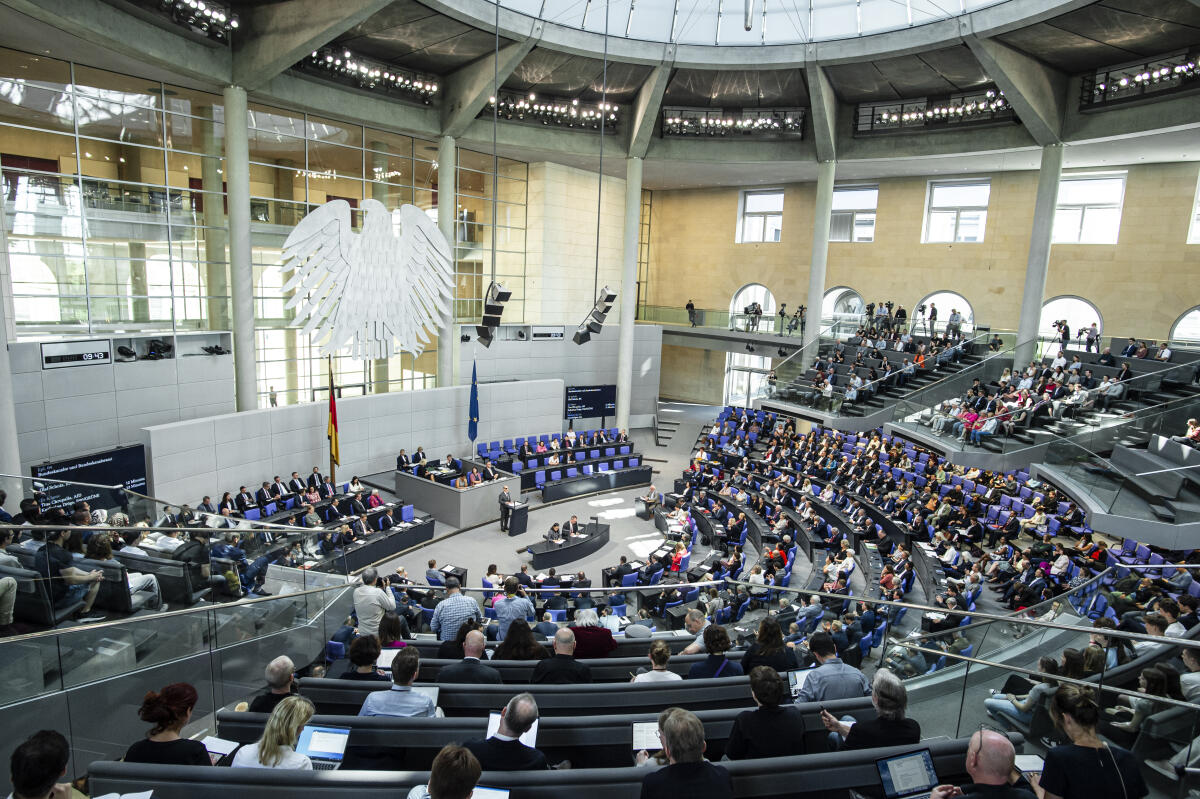  Bundeskanzler Olaf Scholz, SPD, MdB, spricht während der  Haushaltsdebatte zum Etat des Bundeskanzlers im Plenarsaal des Deutschen Bundestages im Reichstagsgebäude. Besucherinnen und Besucher, sowie Medienvertreter und Journalisten auf den Tribünen verfolgen die Debatte. 