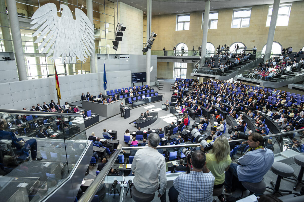  Bundeskanzler Olaf Scholz, SPD, MdB, spricht während der  Haushaltsdebatte zum Etat des Bundeskanzlers im Plenarsaal des Deutschen Bundestages im Reichstagsgebäude. Besucherinnen und Besucher, sowie Medienvertreter und Journalisten auf den Tribünen verfolgen die Debatte. 