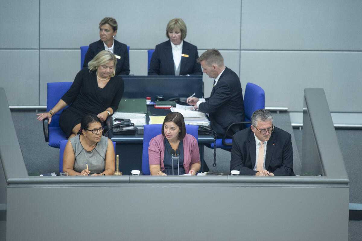 Vizepräsidentin des Deutschen Bundestages, Yvonne Magwas, CDU/CSU, MdB, (Mitte), mit Schriftführerin Gülistan Yüksel, SPD, MdB, (links), und Schriftführer, Michael Donth, CDU/CSU, MdB, (rechts), am Sitzungsvorsitz während der Haushaltsdebatte zum Etat des Bundeskanzlers im Plenarsaal des Deutschen Bundestages im Reichstagsgebäude. Magwas, Yvonne; Yüksel, Gülistan; Donth, Michael Vizepräsidentin des Deutschen Bundestages, Yvonne Magwas, CDU/CSU, MdB, (Mitte), mit Schriftführerin Gülistan Yüksel, SPD, MdB, (links), und Schriftführer, Michael Donth, CDU/CSU, MdB, (rechts), am Sitzungsvorsitz während der Haushaltsdebatte zum Etat des Bundeskanzlers im Plenarsaal des Deutschen Bundestages im Reichstagsgebäude.
