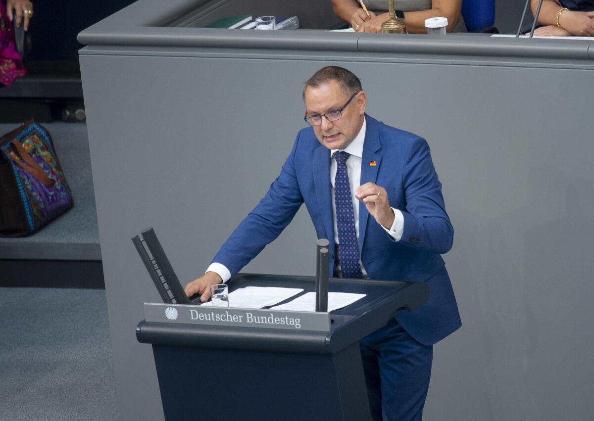 Fraktionsvorsitzender, Tino Chrupalla, AfD, MdB, spricht am Rednerpult während der Haushaltsdebatte zum Etat des Bundeskanzlers im Plenarsaal des Deutschen Bundestages im Reichstagsgebäude. Chrupalla, Tino Fraktionsvorsitzender, Tino Chrupalla, AfD, MdB, spricht am Rednerpult während der Haushaltsdebatte zum Etat des Bundeskanzlers im Plenarsaal des Deutschen Bundestages im Reichstagsgebäude.