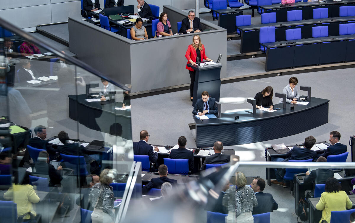 Fraktionsvorsitzende, Katharina Dröge, Bündnis 90/Die Grünen, MdB, spricht am Rednerpult während der Haushaltsdebatte zum Etat des Bundeskanzlers im Plenarsaal des Deutschen Bundestages im Reichstagsgebäude. Dröge, Katharina Fraktionsvorsitzende, Katharina Dröge, Bündnis 90/Die Grünen, MdB, spricht am Rednerpult während der Haushaltsdebatte zum Etat des Bundeskanzlers im Plenarsaal des Deutschen Bundestages im Reichstagsgebäude.