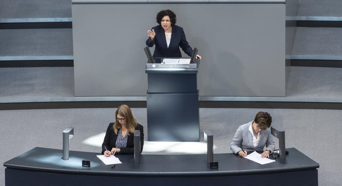 Fraktionsvorsitzende, Amira Mohamed Ali, Die Linke, MdB, spricht am Rednerpult während der Haushaltsdebatte zum Etat des Bundeskanzlers im Plenarsaal des Deutschen Bundestages im Reichstagsgebäude. Fraktionsvorsitzende, Amira Mohamed Ali, Die Linke, MdB, spricht am Rednerpult während der Haushaltsdebatte zum Etat des Bundeskanzlers im Plenarsaal des Deutschen Bundestages im Reichstagsgebäude.