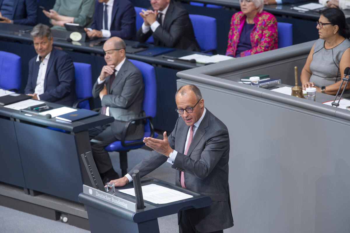 Fraktionsvorsitzender, Friedrich Merz, CDU/CSU, MdB, spricht während der Haushaltsdebatte zum Etat des Bundeskanzlers im Plenarsaal des Deutschen Bundestages im Reichstagsgebäude. Merz, Friedrich Fraktionsvorsitzender, Friedrich Merz, CDU/CSU, MdB, spricht während der Haushaltsdebatte zum Etat des Bundeskanzlers im Plenarsaal des Deutschen Bundestages im Reichstagsgebäude.