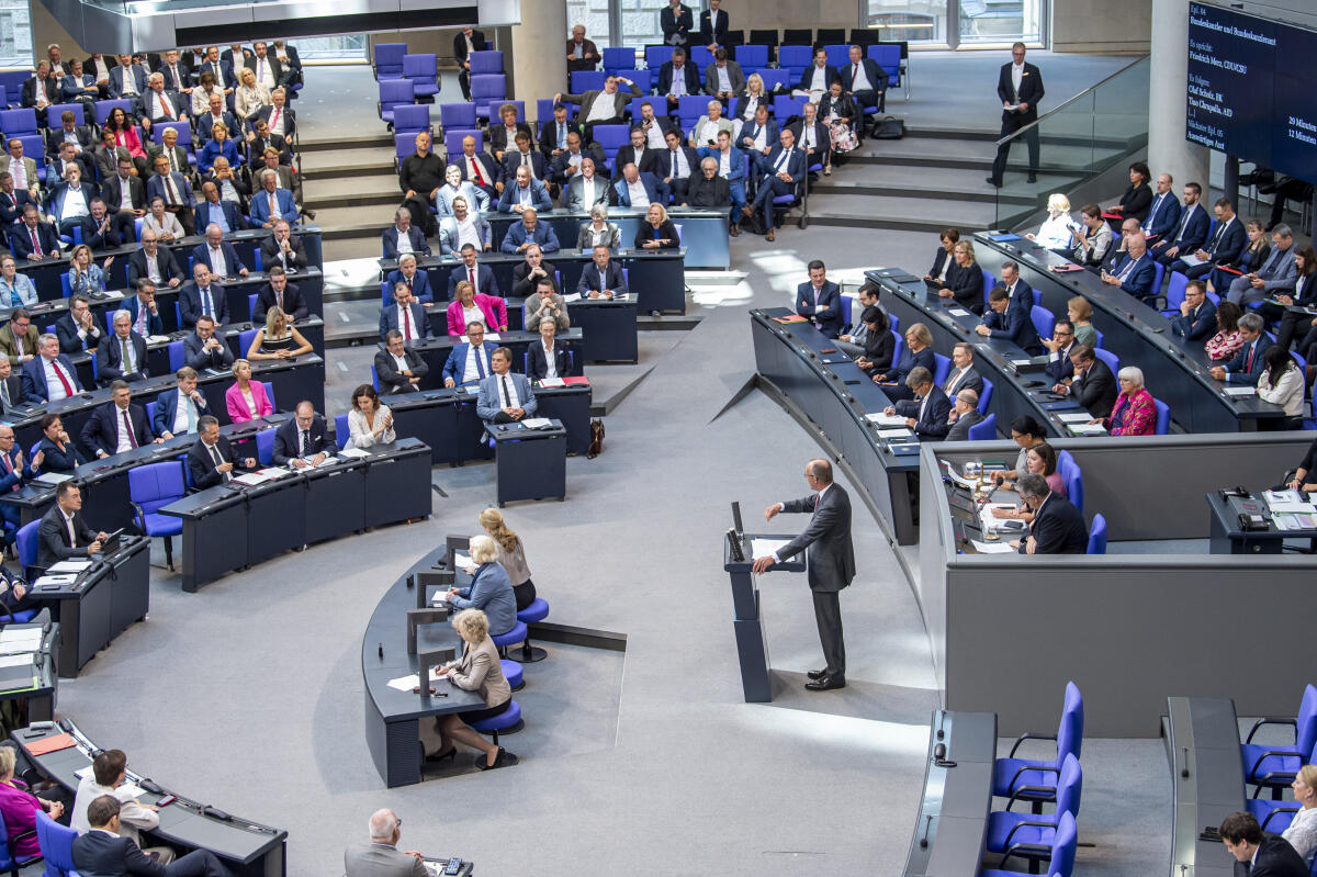 Fraktionsvorsitzender, Friedrich Merz, CDU/CSU, MdB, spricht während der Haushaltsdebatte zum Etat des Bundeskanzlers im Plenarsaal des Deutschen Bundestages im Reichstagsgebäude. Merz, Friedrich Fraktionsvorsitzender, Friedrich Merz, CDU/CSU, MdB, spricht während der Haushaltsdebatte zum Etat des Bundeskanzlers im Plenarsaal des Deutschen Bundestages im Reichstagsgebäude.