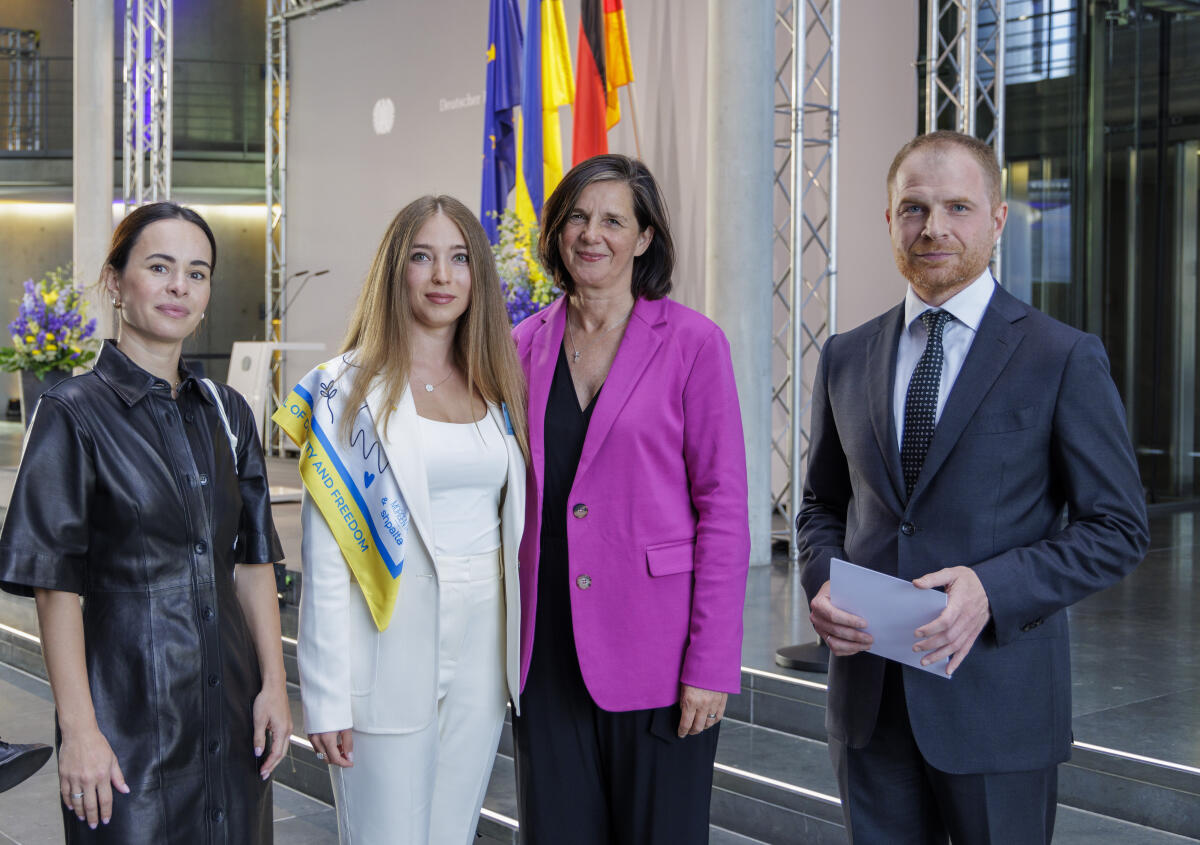 Göring-Eckardt, Katrin; Nedobor, Iryna; Yemelianov, Maksym Gruppenbild bei der Eröffnung der Ausstellung "Living the war" im Paul-Löbe-Haus. v.l.n.r. Begleiterin des stellvertretenden Botschafters der Ukraine, Koordinatorin des Ausstellungsprojekts im Außenministerium der Ukraine, Iryna Nedobor, Vizepräsidentin des Deutschen Bundestages, Katrin Göring-Eckardt, Bündnis 90/Die Grünen, MdB, und Gesandter-Botschaftsrat der Ukraine in der Bundesrepublik Deutschland, Maksym Yemelianov.