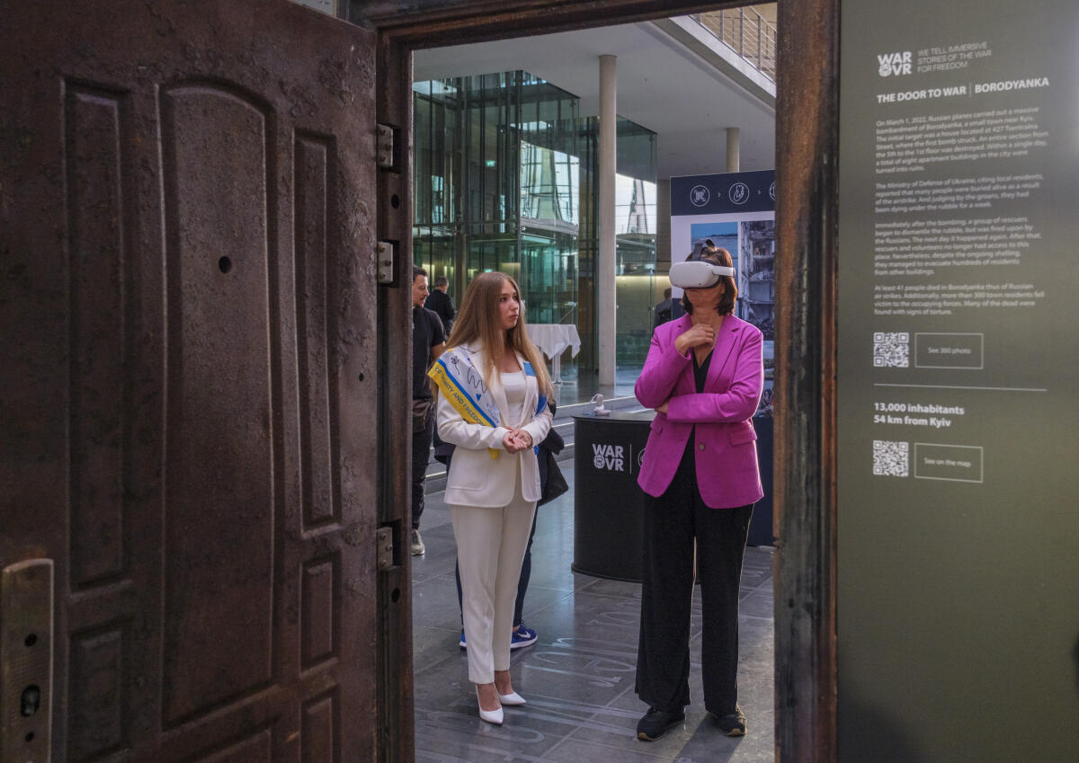 Göring-Eckardt, Katrin; Nedobor, Iryna Eröffnung der Ausstellung "Living the war" im Paul-Löbe-Haus. Vizepräsidentin des Deutschen Bundestages, Katrin Göring-Eckardt, Bündnis 90/Die Grünen, MdB, an der Seite der Koordinatorin des Ausstellungsprojektes, Iryna Nedobor, beim Betrachten des 360-Grad- Ausstellungs-Films mit 3D-Brille.