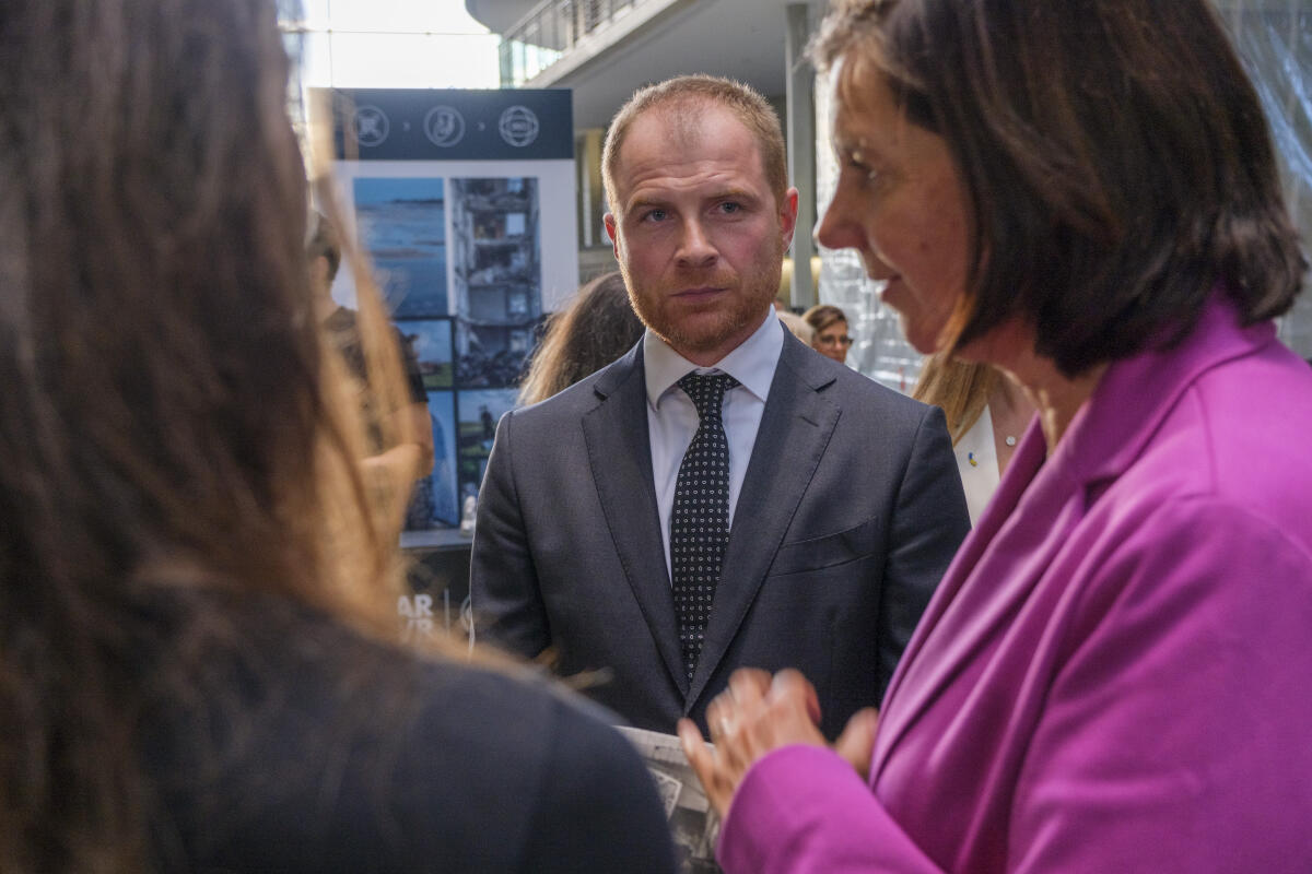 Göring-Eckardt, Katrin; Yemelianov, Maksym Eröffnung der Ausstellung "Living the war" im Paul-Löbe-Haus. Vizepräsidentin des Deutschen Bundestages, Katrin Göring-Eckardt, Bündnis 90/ Die Grünen, MdB, im Gespräch mit Gästen der Ausstellung und dem stellvertretenden Botschafter der Ukraine, Maksym Yemelianov. 