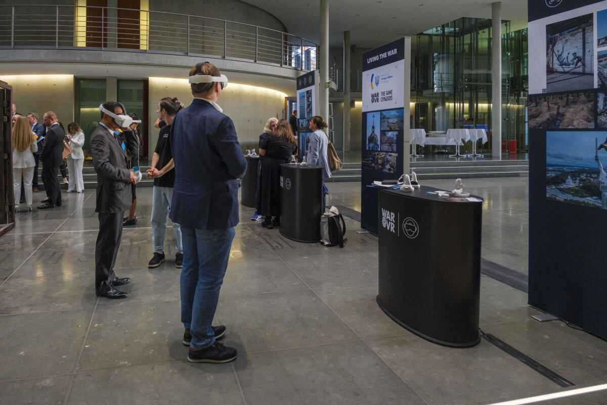  Eröffnung der Ausstellung "Living the war" im Paul-Löbe-Haus. Ausstellungsgäste beim Betrachten des 3D-Ausstellungsfilms mit VR-Brille.