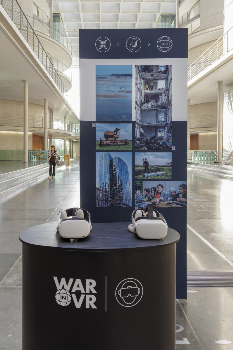  Eröffnung der Ausstellung "Living the war" im Paul-Löbe-Haus. Ausstellungswand mit 3D-Brillen im Vordergrund.