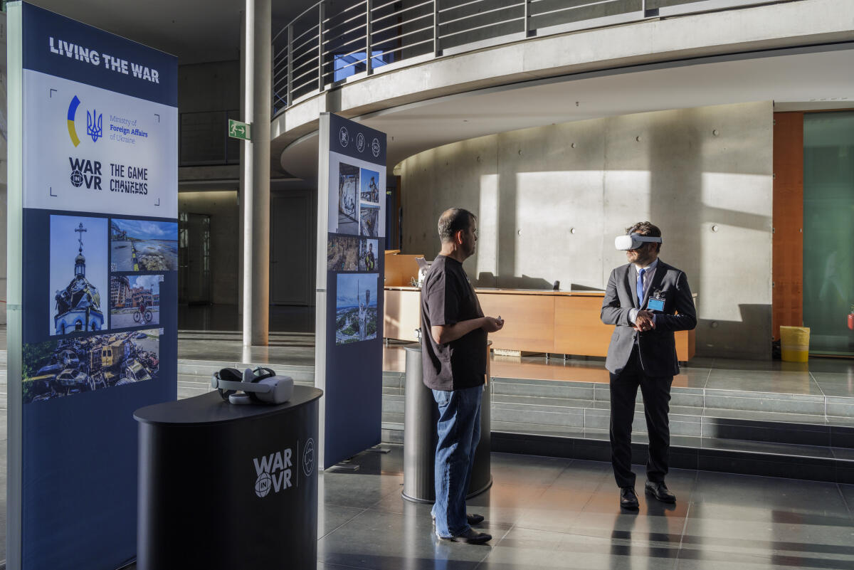 Eröffnung der Ausstellung "Living the war" im Paul-Löbe-Haus. Ausstellungsgäste beim Betrachten des 3D-Ausstellungsfilms mit VR-Brille. Eröffnung der Ausstellung "Living the war" im Paul-Löbe-Haus. Ausstellungsgäste beim Betrachten des 3D-Ausstellungsfilms mit VR-Brille.
