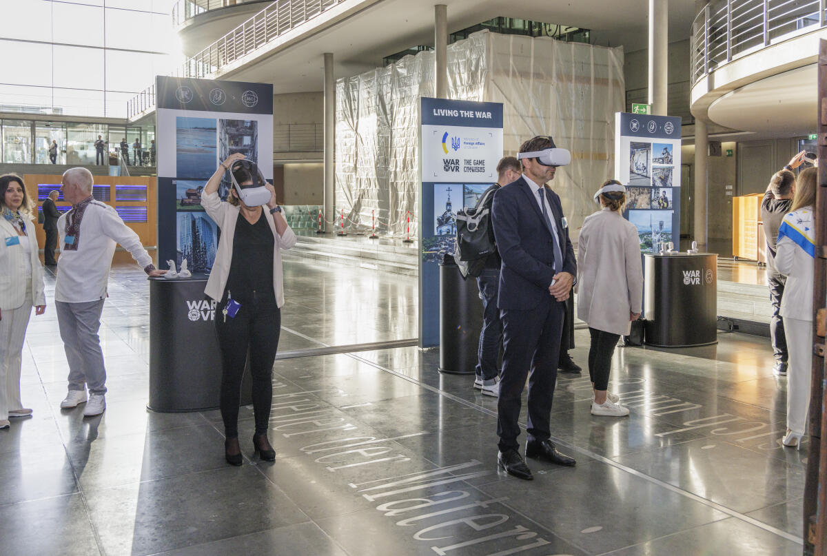  Eröffnung der Ausstellung "Living the war" im Paul-Löbe-Haus. Ausstellungsgäste beim Betrachten des 3D-Ausstellungsfilms mit VR-Brille.