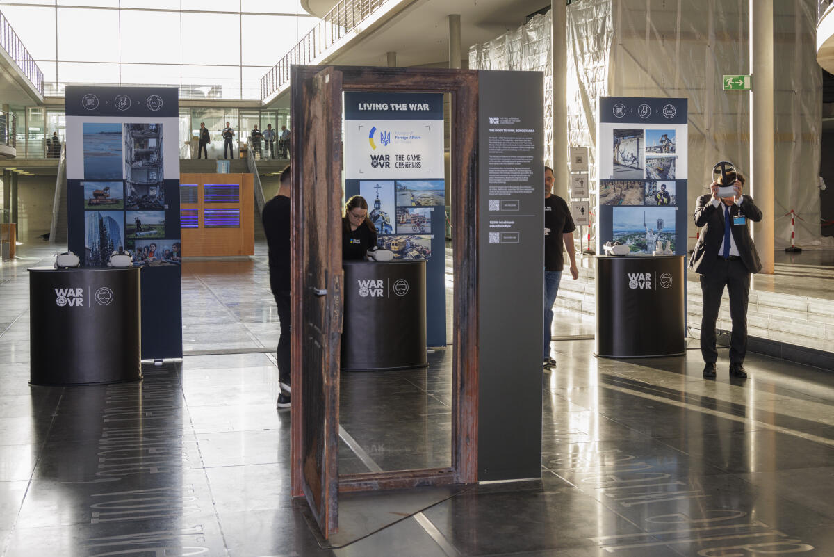  Eröffnung der Ausstellung "Living the war" im Paul-Löbe-Haus. Ausstellungsgäste beim Betrachten des 3D-Ausstellungsfilms mit VR-Brille.