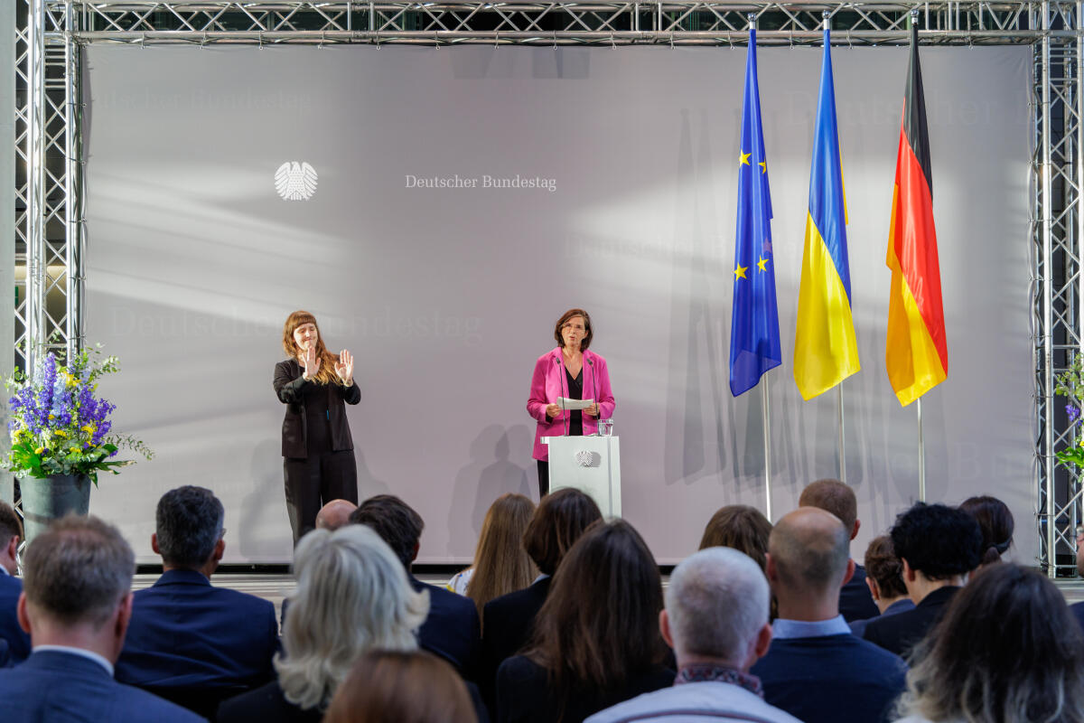 Göring-Eckardt, Katrin Vizepräsidentin des Deutschen Bundestages, Katrin Göring-Eckardt, Bündnis 90/Die Grünen, MdB, begrüßt die Gäste der Ausstellungseröffnung "Living the war" im Paul-Löbe-Haus. 