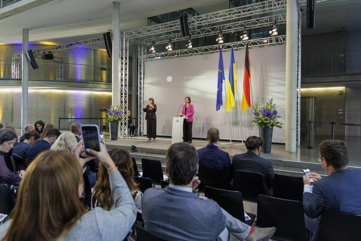 Göring-Eckardt, Katrin Vizepräsidentin des Deutschen Bundestages, Katrin Göring-Eckardt, Bündnis 90/Die Grünen, MdB, begrüßt die Gäste der Ausstellungseröffnung "Living the war" im Paul-Löbe-Haus. 