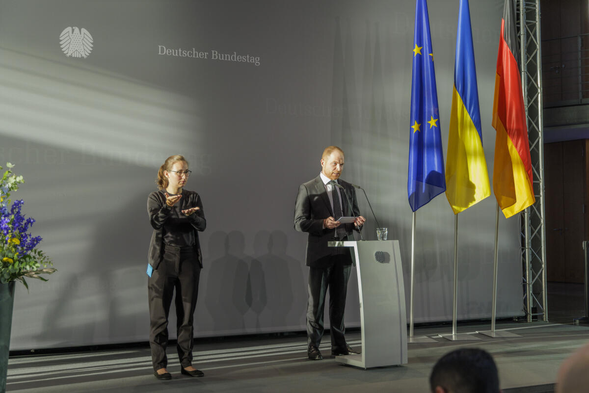 Yemelianov, Maksym Gesandter-Botschaftsrat der Ukraine in der Bundesrepublik Deutschland, Maksym Yemelianov, spricht während der Eröffnung der Ausstellung "Living the war" im Paul-Löbe-Haus.