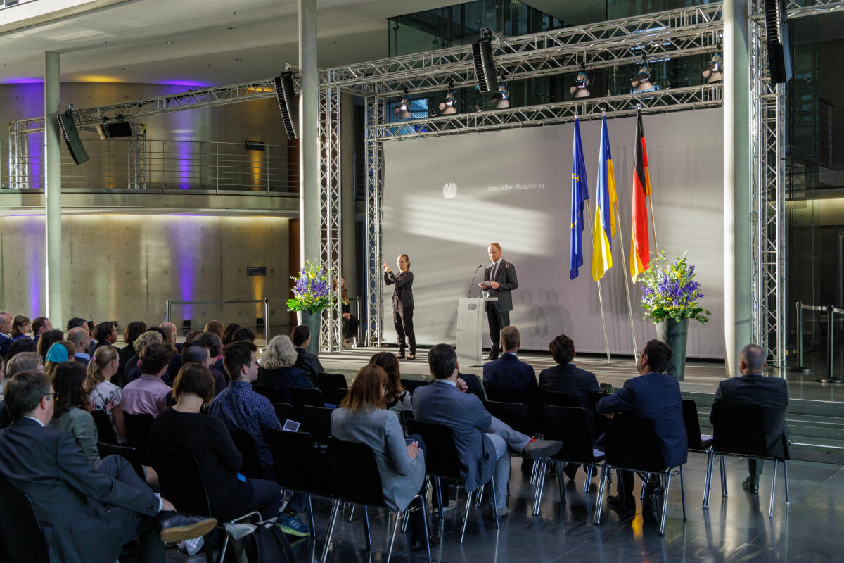 Yemelianov, Maksym Gesandter-Botschaftsrat der Ukraine in der Bundesrepublik Deutschland, Maksym Yemelianov, spricht während der Eröffnung der Ausstellung "Living the war" im Paul-Löbe-Haus.