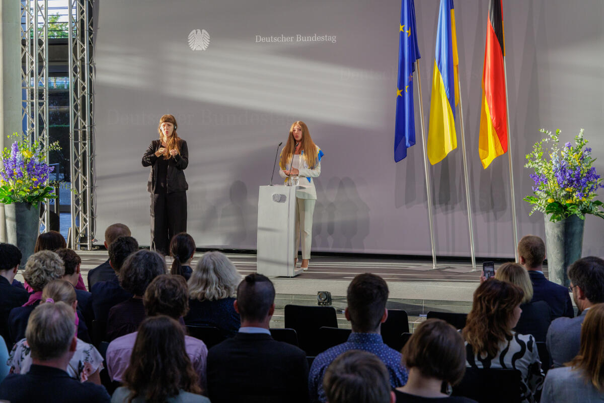 Nedobor, Iryna Koordinatorin des Ausstellungsprojekts im Außenministerium der Ukraine, Iryna Nedobor, spricht während der Eröffnung der Ausstellung "Living the war" im Paul-Löbe-Haus.