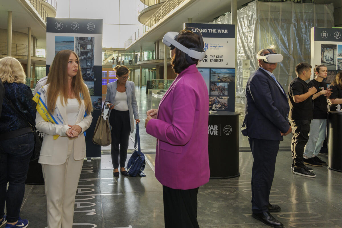 Göring-Eckardt, Katrin; Nedobor, Iryna Eröffnung der Ausstellung "Living the war" im Paul-Löbe-Haus. Vizepräsidentin des Deutschen Bundestages, Katrin Göring-Eckardt, Bündnis 90/Die Grünen, MdB, an der Seite der Koordinatorin des Ausstellungsprojektes, Iryna Nedobor, beim Betrachten des 360-Grad- Ausstellungs-Films mit 3D-Brille.