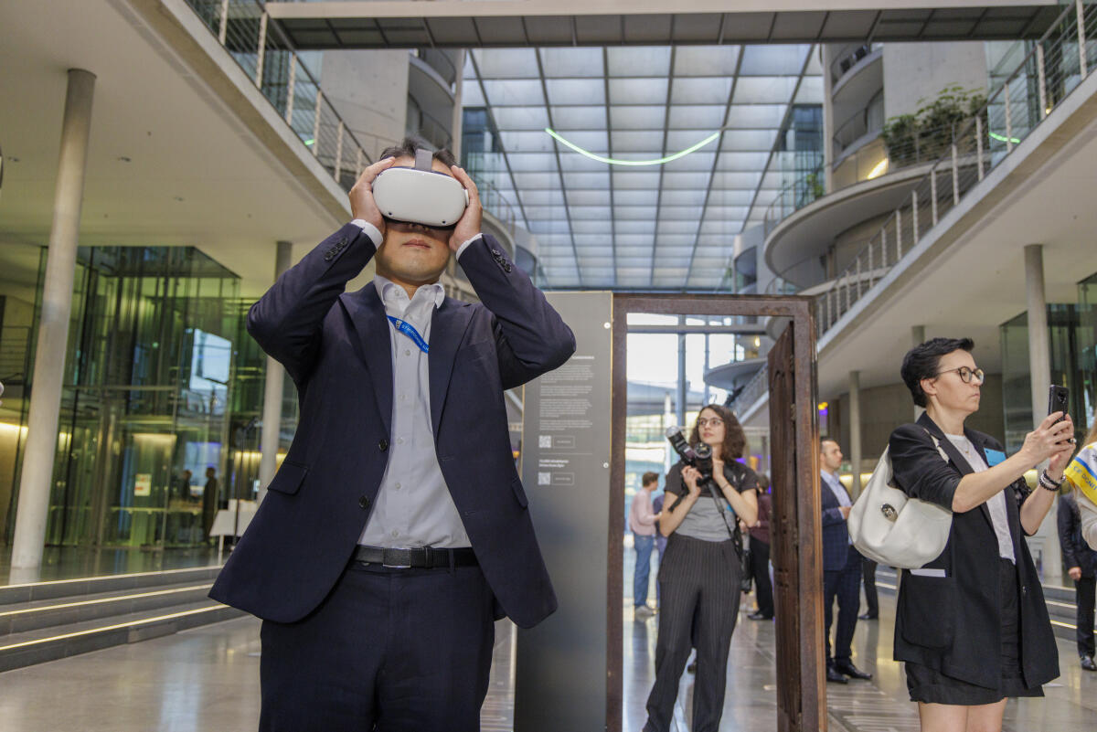  Eröffnung der Ausstellung "Living the war" im Paul-Löbe-Haus. Ausstellungsgäste beim Betrachten des 3D-Ausstellungsfilms mit VR-Brille.