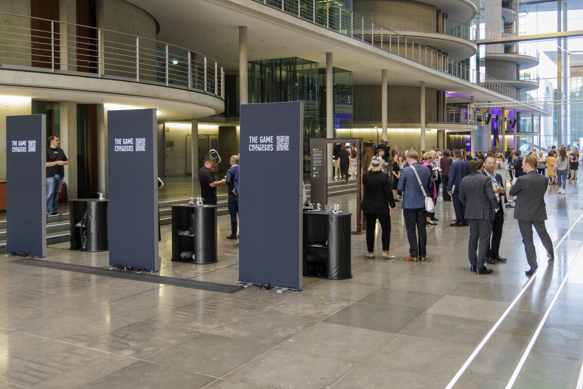  Eröffnung der Ausstellung "Living the war" im Paul-Löbe-Haus. Ausstellungsgäste beim Betrachten des 3D-Ausstellungsfilms mit VR-Brille.