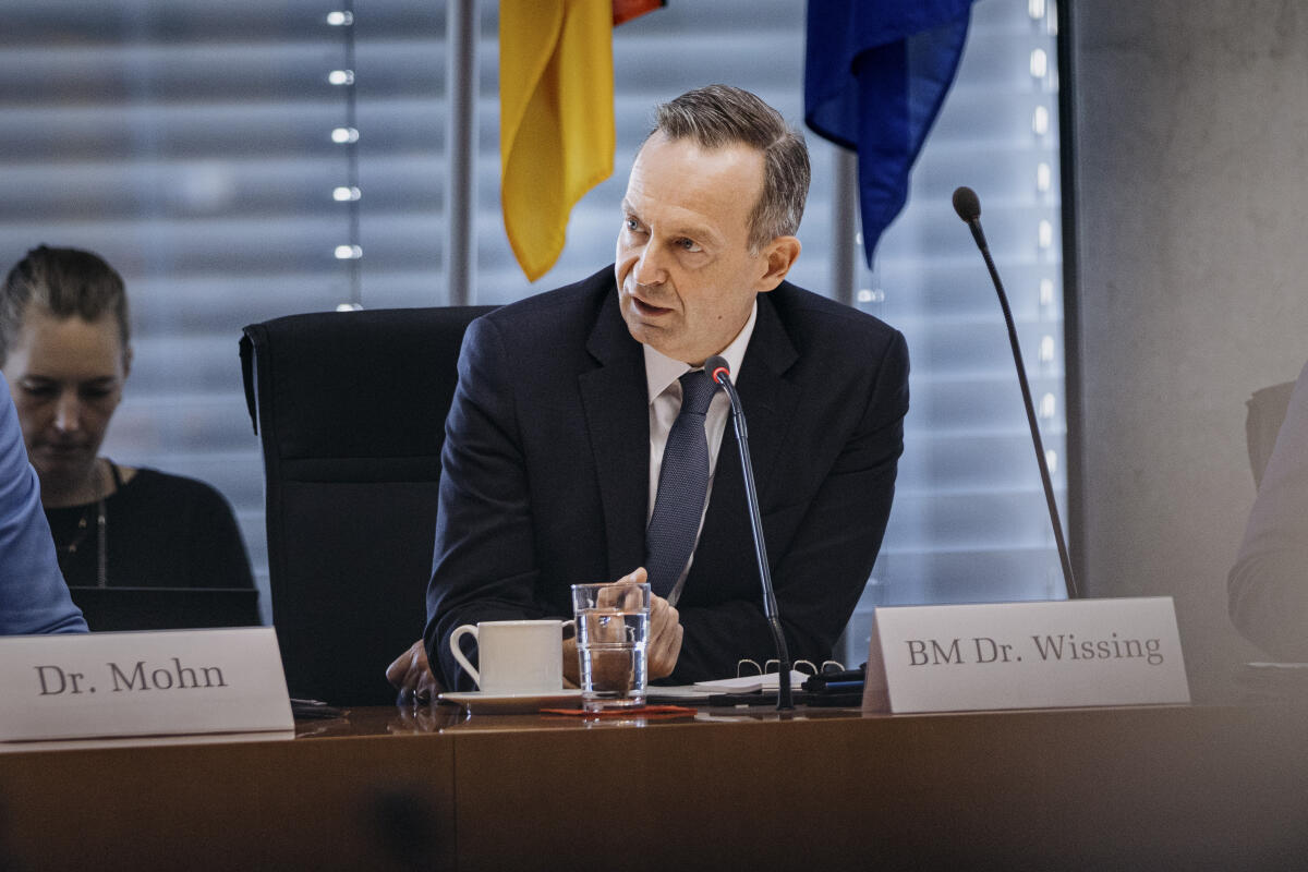 Volker Wissing (im Bild), FDP, MdB, Bundesminister für Verkehr und Digitales, zu Gast im Europaausschuss unter Leitung des Vorsitzenden Dr. Anton Hofreiter, Bündnis 90/Die Grünen, MdB. Hofreiter, Anton; Wissing, Volker Volker Wissing (im Bild), FDP, MdB, Bundesminister für Verkehr und Digitales, zu Gast im Europaausschuss unter Leitung des Vorsitzenden Dr. Anton Hofreiter, Bündnis 90/Die Grünen, MdB.