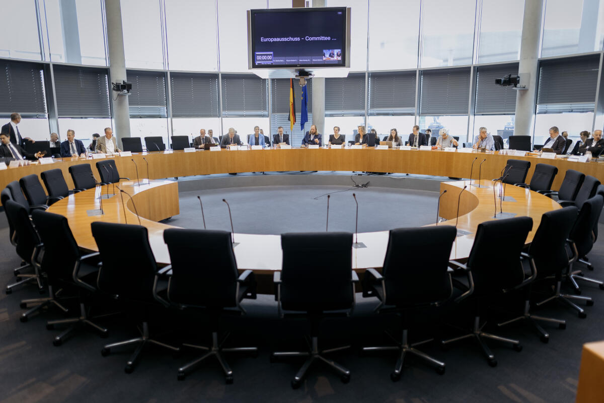 Volker Wissing, FDP, MdB, Bundesminister für Verkehr und Digitales, zu Gast im Europaausschuss unter Leitung des Vorsitzenden Dr. Anton Hofreiter, Bündnis 90/Die Grünen, MdB.; Hier: Saalübersicht Hofreiter, Anton; Wissing, Volker Volker Wissing, FDP, MdB, Bundesminister für Verkehr und Digitales, zu Gast im Europaausschuss unter Leitung des Vorsitzenden Dr. Anton Hofreiter, Bündnis 90/Die Grünen, MdB.; Hier: Saalübersicht