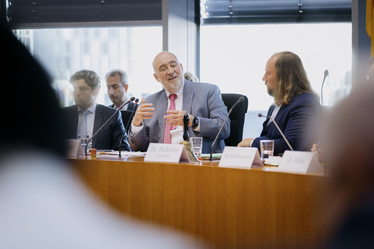 Ron Prosor (2vl), Botschafter Israels in Deutschland, zu Gast im Europaausschuss unter Leitung des Vorsitzenden Dr. Anton Hofreiter (r), Bündnis 90/Die Grünen, MdB. Hofreiter, Anton Ron Prosor (2vl), Botschafter Israels in Deutschland, zu Gast im Europaausschuss unter Leitung des Vorsitzenden Dr. Anton Hofreiter (r), Bündnis 90/Die Grünen, MdB.