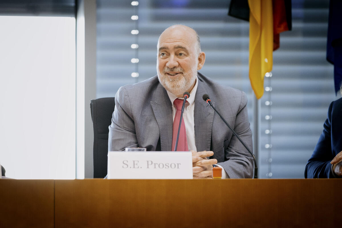 Ron Prosor (im Bild), Botschafter Israels in Deutschland, zu Gast im Europaausschuss unter Leitung des Vorsitzenden Dr. Anton Hofreiter, Bündnis 90/Die Grünen, MdB. Hofreiter, Anton Ron Prosor (im Bild), Botschafter Israels in Deutschland, zu Gast im Europaausschuss unter Leitung des Vorsitzenden Dr. Anton Hofreiter, Bündnis 90/Die Grünen, MdB.