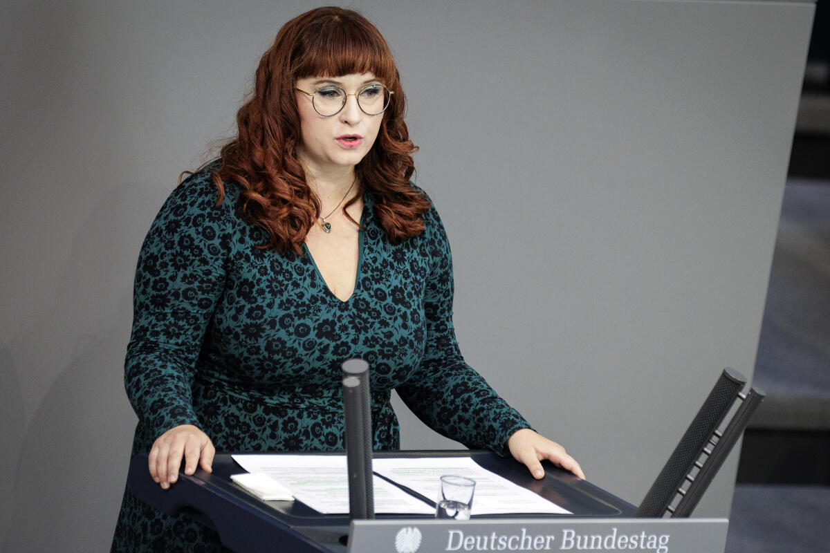 Agnieszka Brugger, Bündnis 90/Die Grünen, MdB, hält eine Rede zu TOP 3 "1. Todestag Jina Mahsa Amini im Iran" im Rahmen der 121. Sitzung des Bundestages. Brugger, Agnieszka Agnieszka Brugger, Bündnis 90/Die Grünen, MdB, hält eine Rede zu TOP 3 "1. Todestag Jina Mahsa Amini im Iran" im Rahmen der 121. Sitzung des Bundestages.