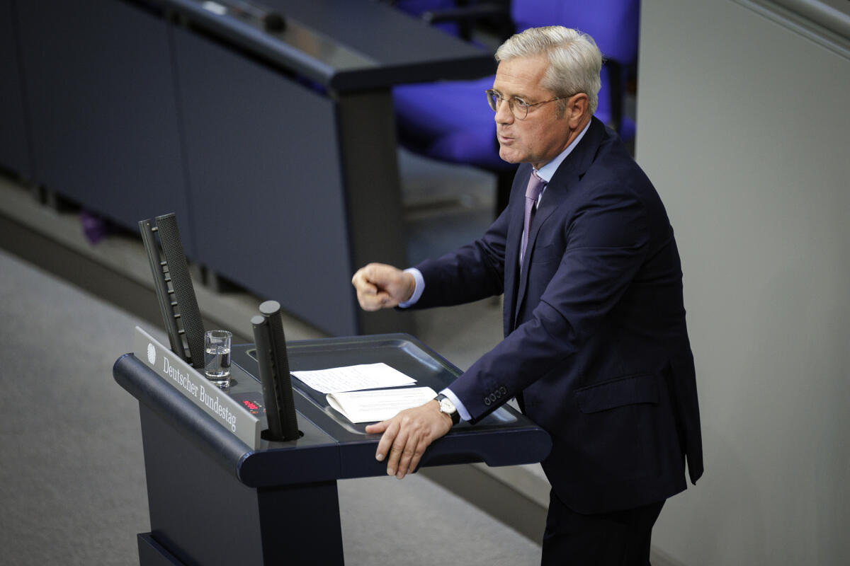 Dr. Norbert Röttgen, CDU/CSU, MdB, hält eine Rede zu TOP 3 "1. Todestag Jina Mahsa Amini im Iran" im Rahmen der 121. Sitzung des Bundestages. Röttgen, Norbert Dr. Norbert Röttgen, CDU/CSU, MdB, hält eine Rede zu TOP 3 "1. Todestag Jina Mahsa Amini im Iran" im Rahmen der 121. Sitzung des Bundestages.