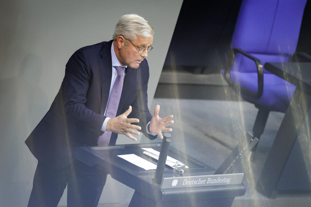 Dr. Norbert Röttgen, CDU/CSU, MdB, hält eine Rede zu TOP 3 "1. Todestag Jina Mahsa Amini im Iran" im Rahmen der 121. Sitzung des Bundestages. Röttgen, Norbert Dr. Norbert Röttgen, CDU/CSU, MdB, hält eine Rede zu TOP 3 "1. Todestag Jina Mahsa Amini im Iran" im Rahmen der 121. Sitzung des Bundestages.