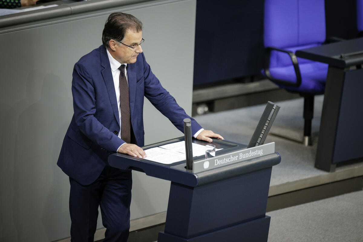 Jürgen Braun, AfD, MdB, hält eine Rede zu TOP 3 "1. Todestag Jina Mahsa Amini im Iran" im Rahmen der 121. Sitzung des Bundestages. Braun, Jürgen Jürgen Braun, AfD, MdB, hält eine Rede zu TOP 3 "1. Todestag Jina Mahsa Amini im Iran" im Rahmen der 121. Sitzung des Bundestages.