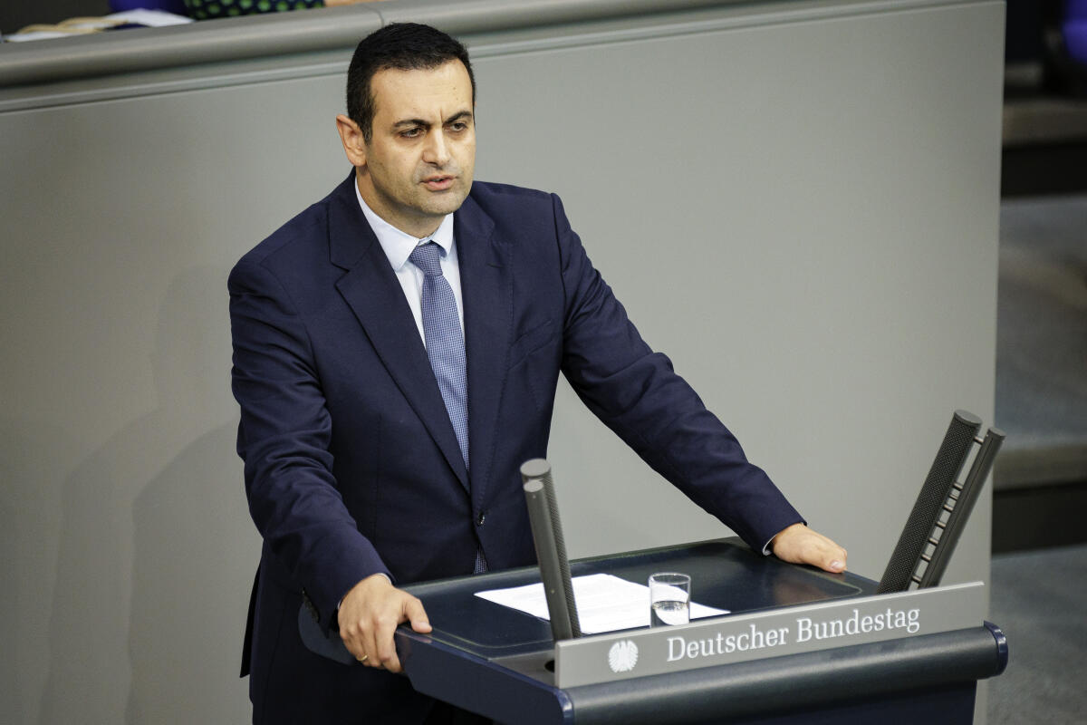 Bijan Djir-Sarai, FDP, MdB, hält eine Rede zu TOP 3 "1. Todestag Jina Mahsa Amini im Iran" im Rahmen der 121. Sitzung des Bundestages. Djir-Sarai, Bijan Bijan Djir-Sarai, FDP, MdB, hält eine Rede zu TOP 3 "1. Todestag Jina Mahsa Amini im Iran" im Rahmen der 121. Sitzung des Bundestages.