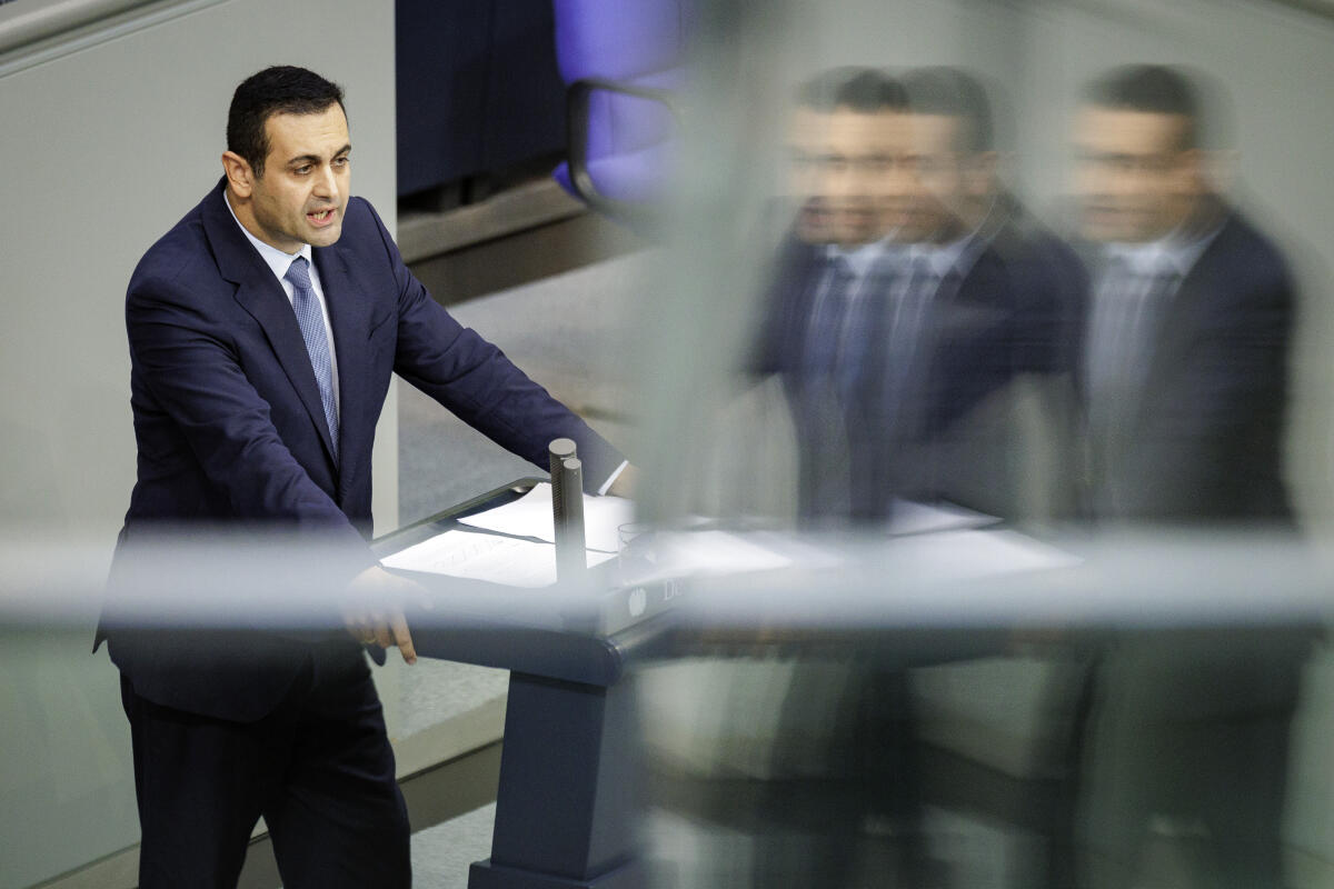 Bijan Djir-Sarai, FDP, MdB, hält eine Rede zu TOP 3 "1. Todestag Jina Mahsa Amini im Iran" im Rahmen der 121. Sitzung des Bundestages. Djir-Sarai, Bijan Bijan Djir-Sarai, FDP, MdB, hält eine Rede zu TOP 3 "1. Todestag Jina Mahsa Amini im Iran" im Rahmen der 121. Sitzung des Bundestages.