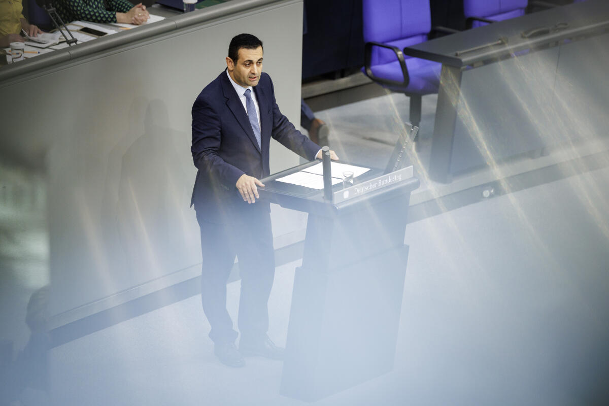 Bijan Djir-Sarai, FDP, MdB, hält eine Rede zu TOP 3 "1. Todestag Jina Mahsa Amini im Iran" im Rahmen der 121. Sitzung des Bundestages. Djir-Sarai, Bijan Bijan Djir-Sarai, FDP, MdB, hält eine Rede zu TOP 3 "1. Todestag Jina Mahsa Amini im Iran" im Rahmen der 121. Sitzung des Bundestages.