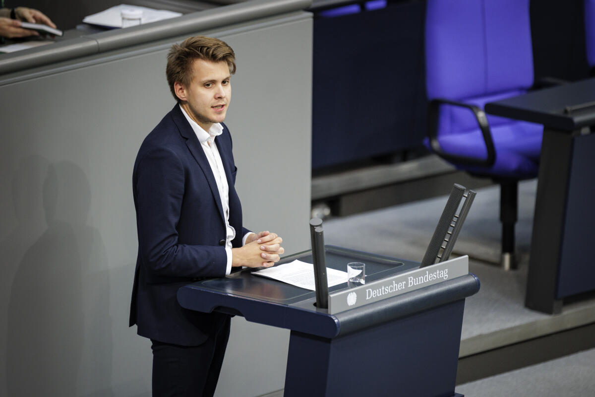 Max Lucks, CDU/CSU, MdB, hält eine Rede zu TOP 3 "1. Todestag Jina Mahsa Amini im Iran" im Rahmen der 121. Sitzung des Bundestages. Lucks, Max Max Lucks, CDU/CSU, MdB, hält eine Rede zu TOP 3 "1. Todestag Jina Mahsa Amini im Iran" im Rahmen der 121. Sitzung des Bundestages.