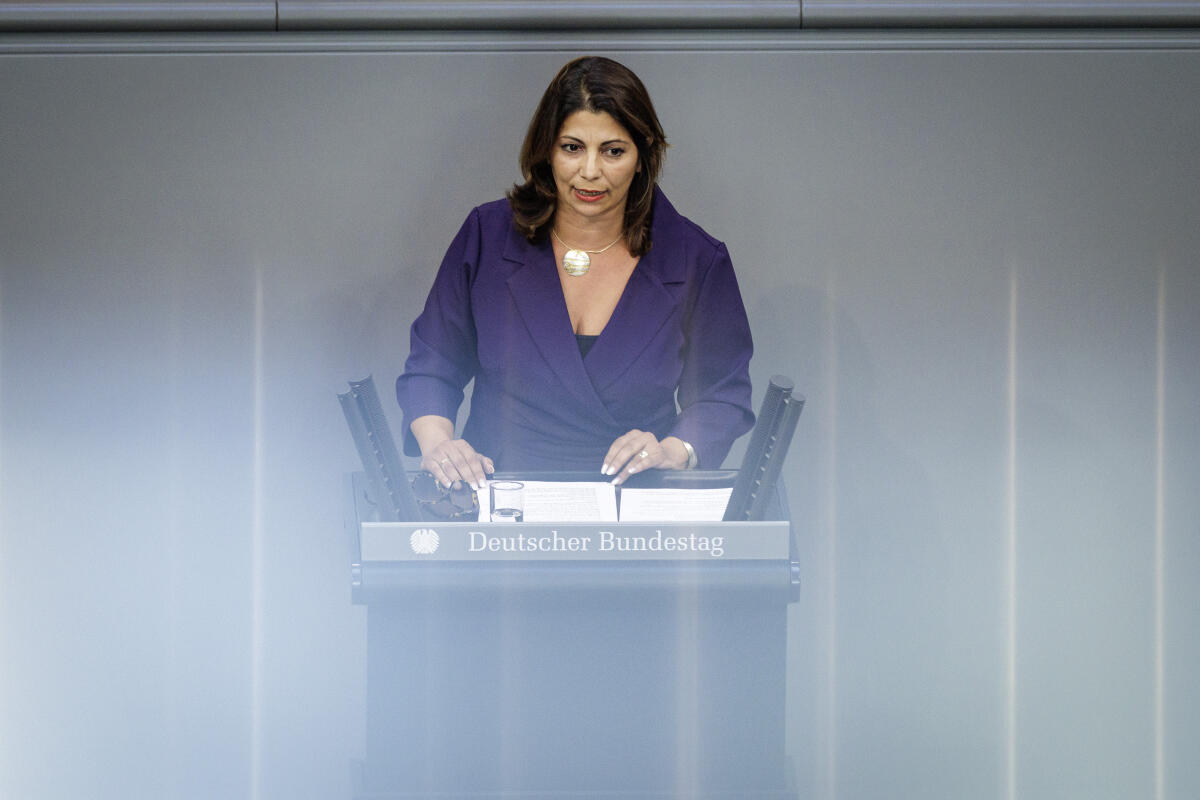 Derya Türk-Nachbaur, SPD, MdB, hält eine Rede zu TOP 3 "1. Todestag Jina Mahsa Amini im Iran" im Rahmen der 121. Sitzung des Bundestages. Türk-Nachbaur, Derya Derya Türk-Nachbaur, SPD, MdB, hält eine Rede zu TOP 3 "1. Todestag Jina Mahsa Amini im Iran" im Rahmen der 121. Sitzung des Bundestages.