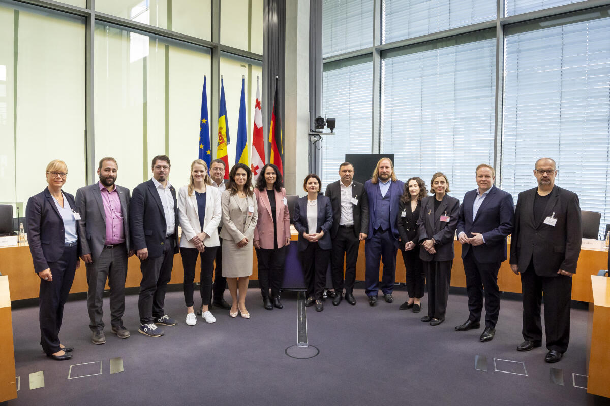 Eichwede, Sonja; Limburg, Helge; Brandner, Stephan; Schraps, Johannes; Kuban, Tilman; Hofreiter, Anton; Winkelmeier-Becker, Elisabeth VI. Konferenz der Parlamentarischen Rechtsausschüsse in Kooperation mit dem Deutschen Bundestag zum Thema "EU-Rechtsharmonisierung in der Ukraine, Moldau und Georgien – Herausforderungen und Chancen" unter Leitung der Vorsitzenden des Rechtsausschusses Elisabeth Winkelmeier-Becker, CDU/CSU, MdB.; Hier: Gruppenfoto