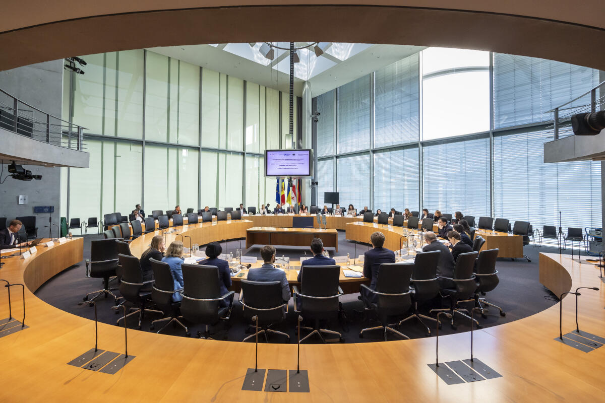 Schraps, Johannes; Limburg, Helge; Eichwede, Sonja; Brandner, Stephan; Winkelmeier-Becker, Elisabeth; Hofreiter, Anton; Kuban, Tilman VI. Konferenz der Parlamentarischen Rechtsausschüsse in Kooperation mit dem Deutschen Bundestag zum Thema "EU-Rechtsharmonisierung in der Ukraine, Moldau und Georgien – Herausforderungen und Chancen" unter Leitung der Vorsitzenden des Rechtsausschusses Elisabeth Winkelmeier-Becker, CDU/CSU, MdB.; Hier: Saalübersicht